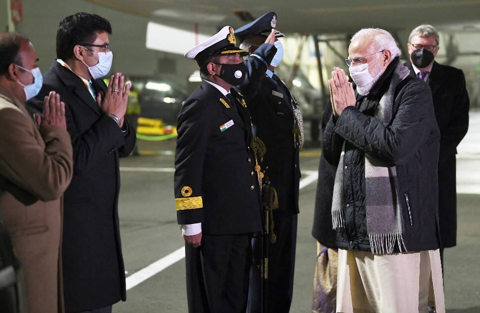 PM Modi greets people