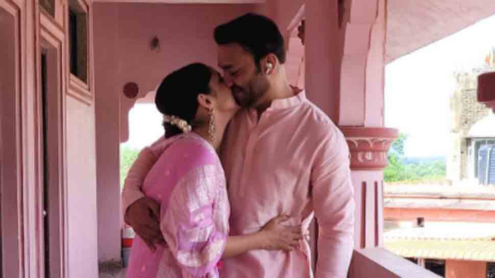 Ankita Lokhande shares a steamy kiss with beau Vicky Jain at Diwali party