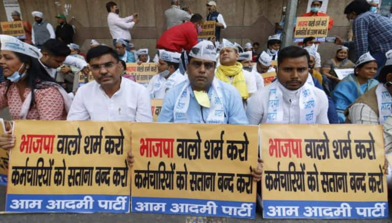 AAP holds protest against BJP, gheraos civic center over non-payment of salaries to MCD employees
