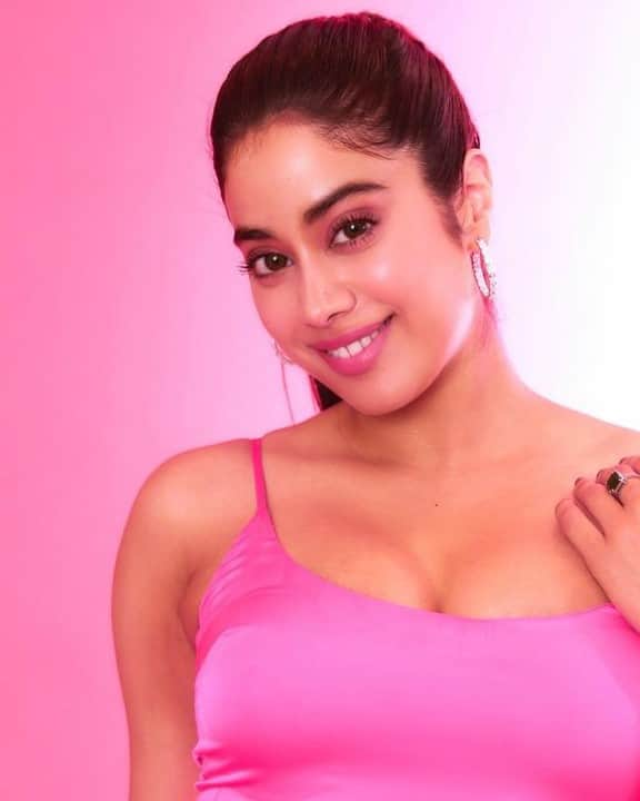 Janhvi Kapoor looks pretty in pink