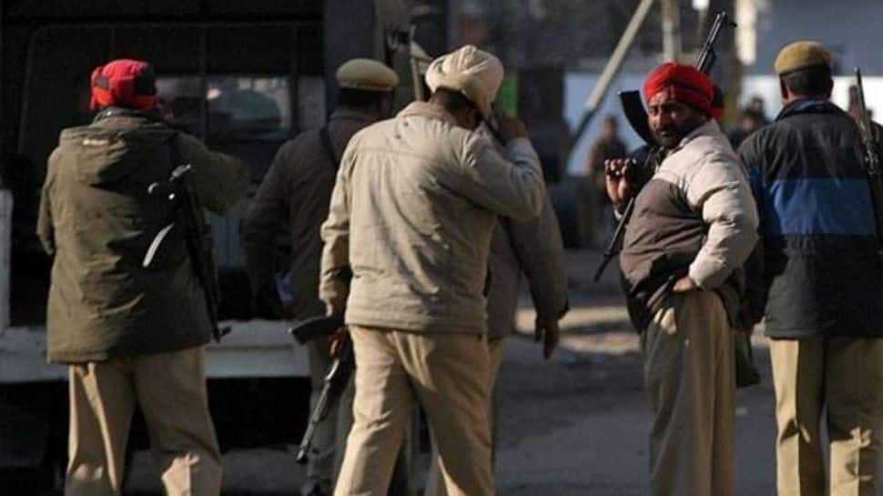 Polisi Punjab Mulai Operasi Dominasi Malam di Sepanjang Perbatasan Indo-Pak Untuk Mencegah Penyelundupan Senjata, Amunisi |  Berita India