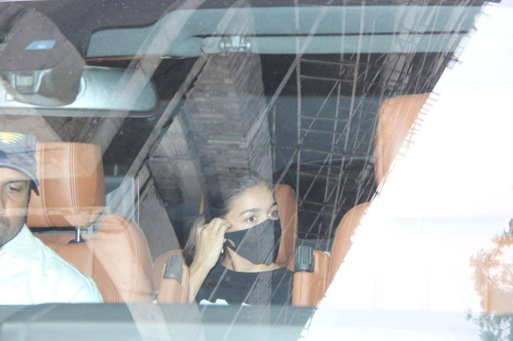 Alia wears a black t-shirt for the outing