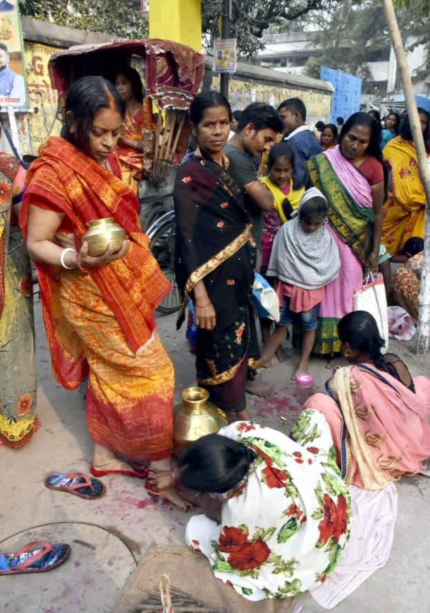 Devotee gets her feet coloured