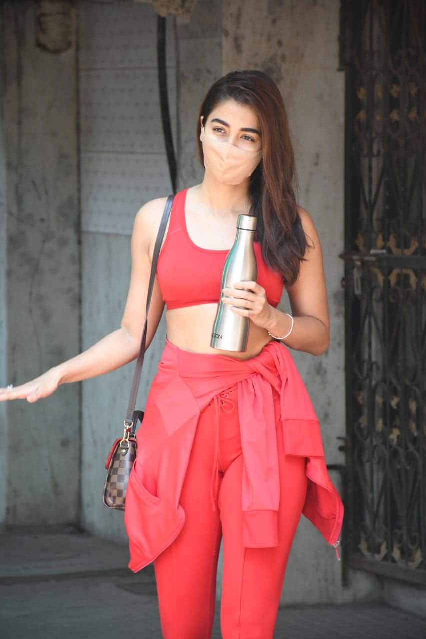 853px x 1280px - Pooja Hegde looks red hot in gym wear as she heads for pilates class - In  Pics | News | Zee News