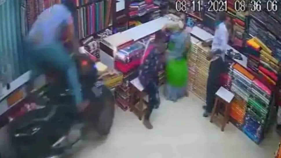 YA TUHAN!  Motor ngebut menabrak toko di Telangana, videonya viral |  Berita viral