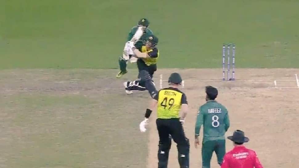 Pakistan vs Australia Piala Dunia T20: David Warner menghancurkan enam pada pengiriman ‘double-bouncer’ oleh Mohammed Hafeez, video menjadi VIRAL |  Berita Kriket