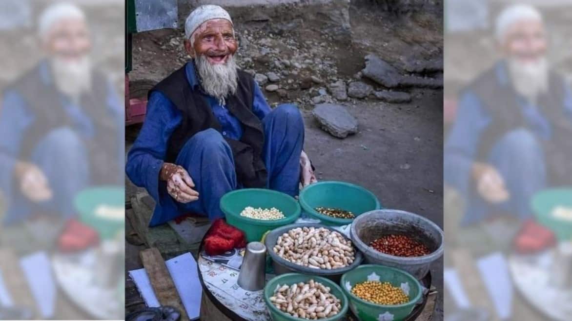 90-year-old &#039;chana&#039; seller who saved Rs 1 lakh for his last rites looted; J&amp;K cop gives money from his own pocket, earns praise