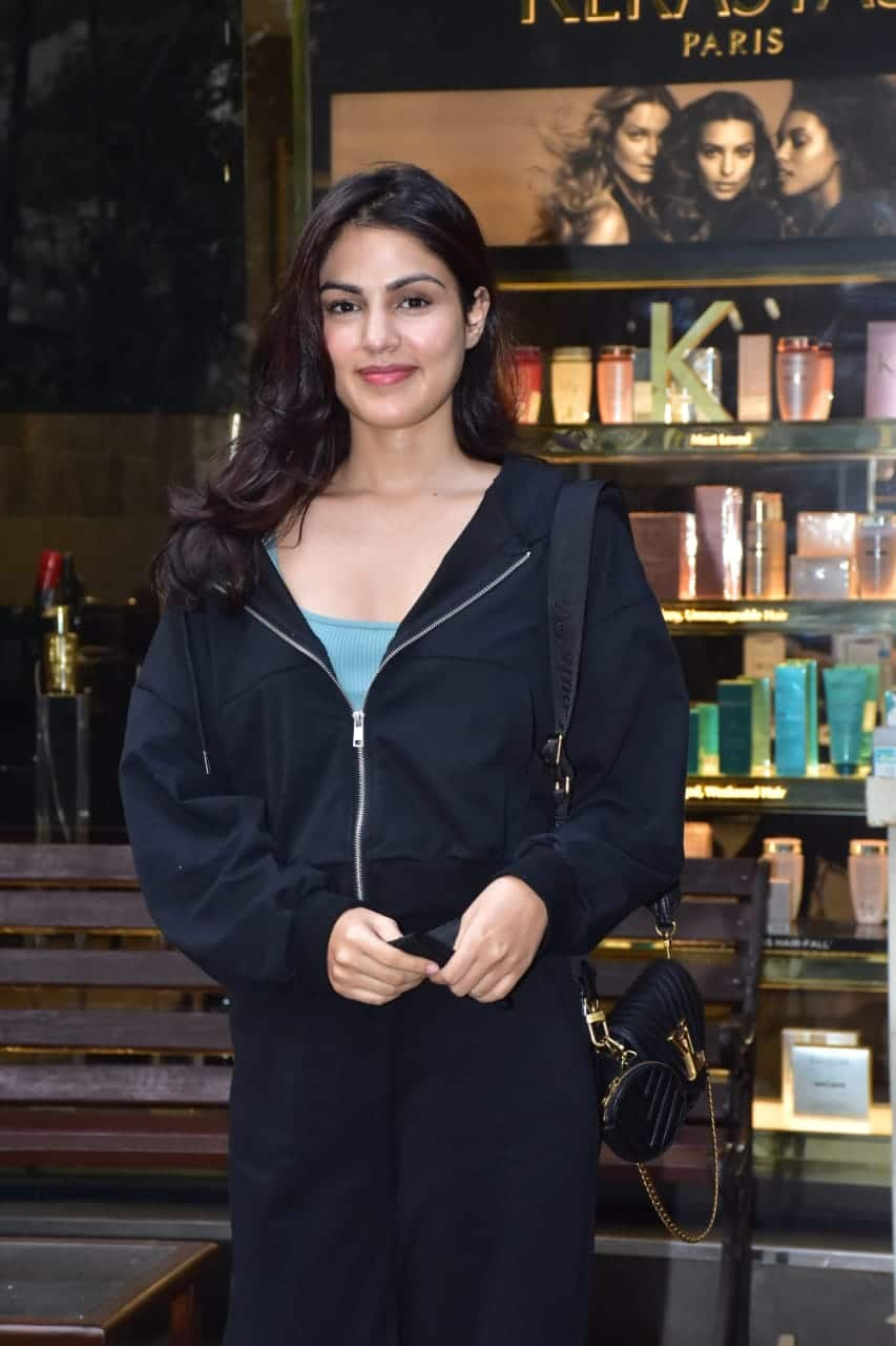 Rhea Chakraborty keeps it comfy but stylish in black athleisure ...