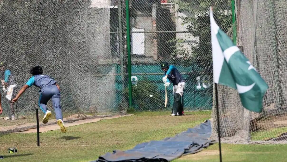 Pakistan hoist their flag in Dhaka ground, irk Bangladesh fans