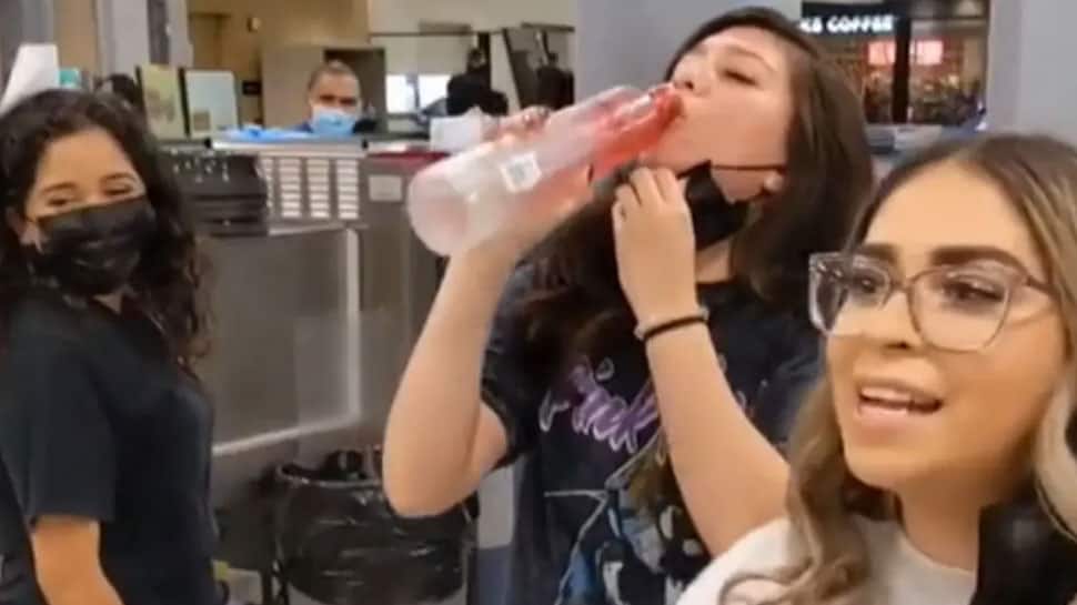 Berhenti minum alkohol di dalam bandara, dua wanita memberikan suntikan vodka gratis kepada penumpang, lihat video viral |  Berita viral