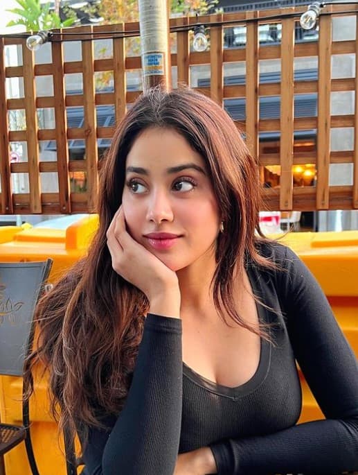 Janhvi relaxes at a cafe