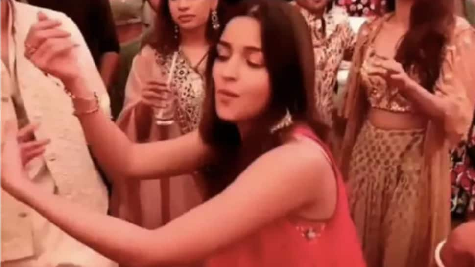 Alia Bhatt, Vaani Kapoor and Athiya Shetty burn the dance floor at Anushka Ranjan&#039;s Sangeet - Watch video!