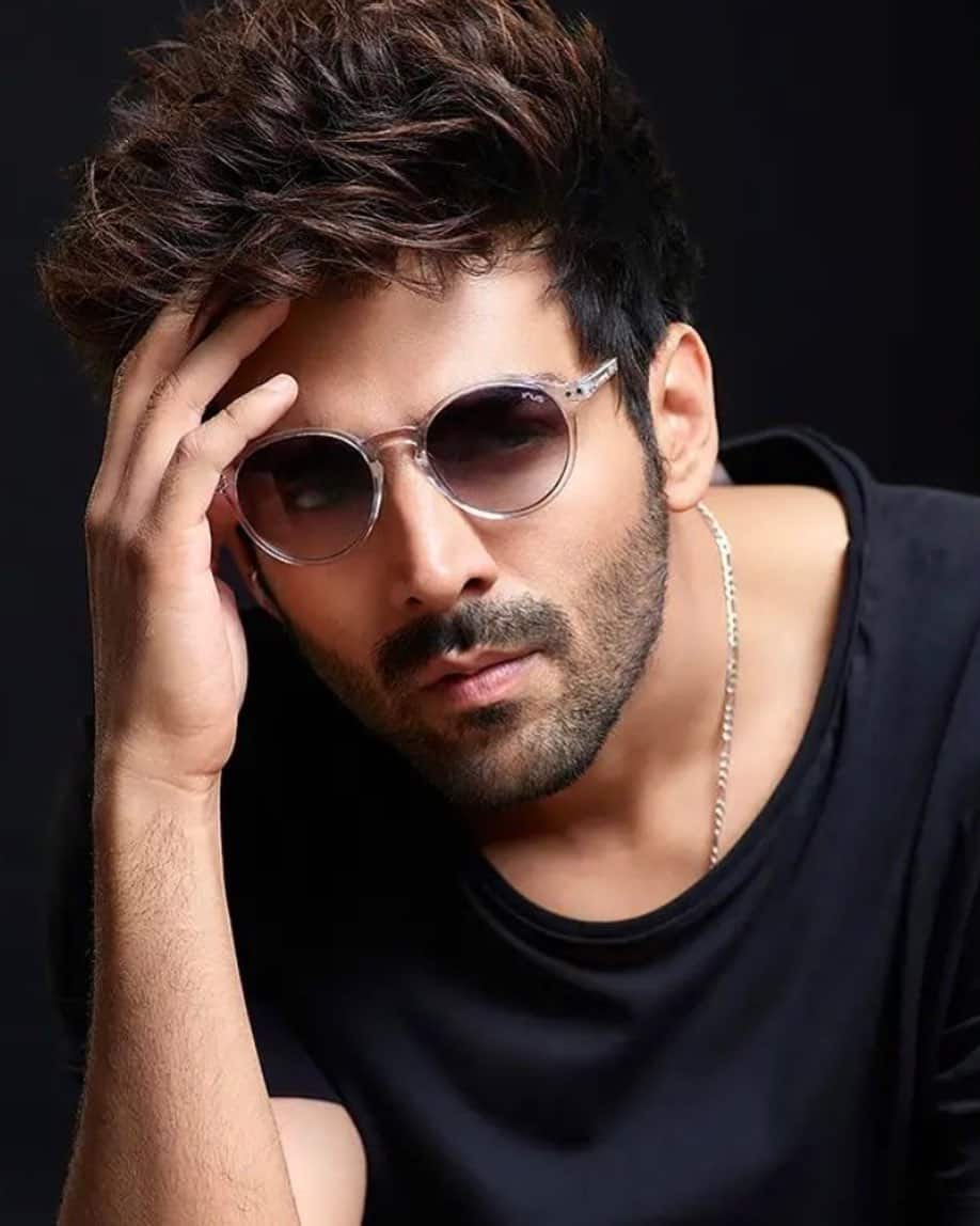 Kartik Aaryan Shares Throwback Pic From When He Jumped A Fence To Meet  Sagarika Ghatge - Filmibeat