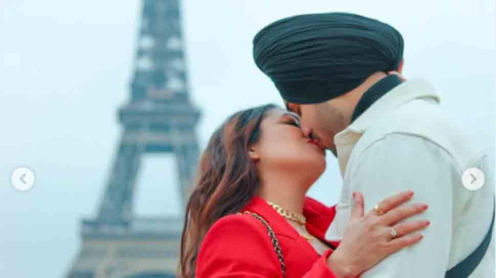 Neha Kakkar locks lips with husband Rohanpreet Singh in front of Eiffel Tower, here's how brother Tony Kakkar reacted