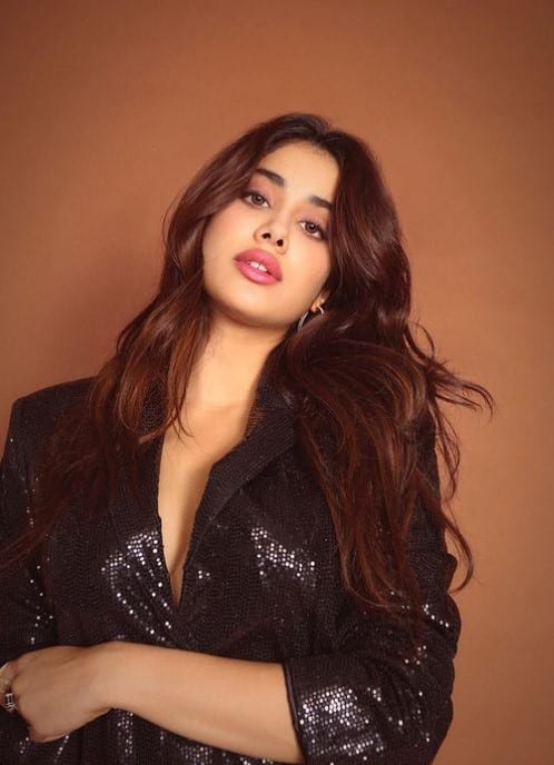 Jhanvi Kapoor wows us with her fashion files