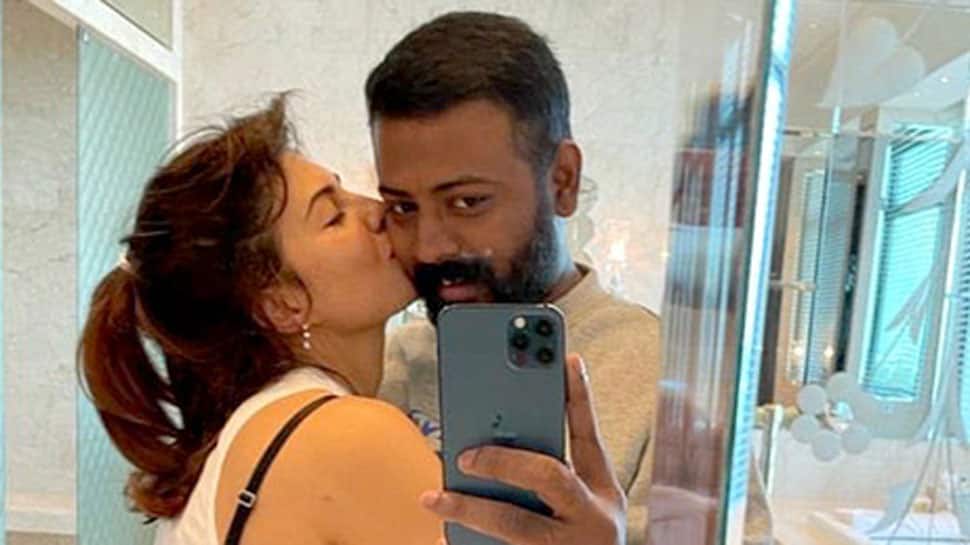 Jacqueline Fernandez kissing conman Sukesh Chandrasekhar in mirror selfie goes viral - See pic