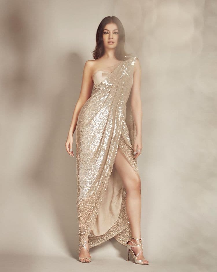 Divya Khosla Kumar looks sizzling in gold colour thigh-high slit saree gown: Pics | News | Zee News