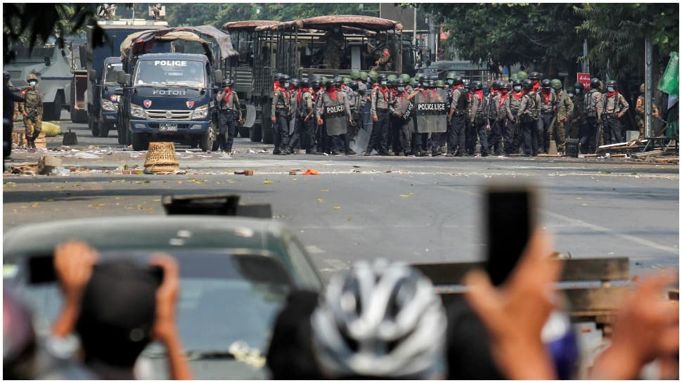 Truk militer Myanmar menabrak pengunjuk rasa, 3 dikhawatirkan tewas |  Berita Dunia