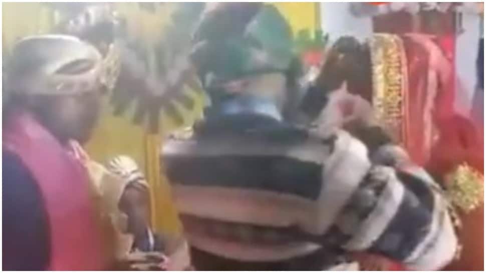 Viral video: Man crashes wedding, puts Sindoor on bride&#039;s head while groom stands on stage