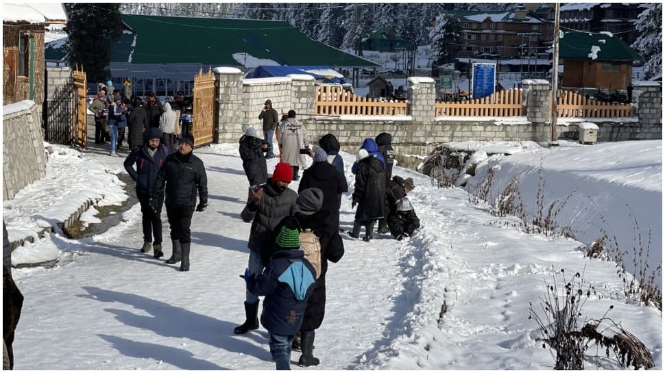 Gulmarg packed with tourists as Kashmir Valley receives fresh snowfall