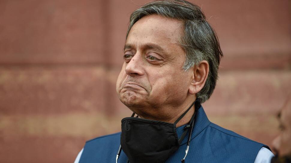 Trolled over a pic, Shashi Tharoor hits back, explains who is a &#039;bhakt&#039;