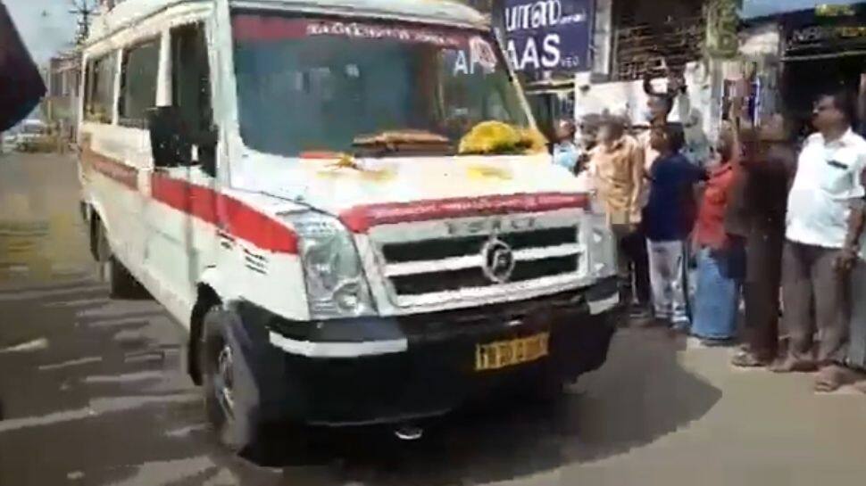 &#039;Veera Vanakkam&#039;: Locals shower flowers on vehicle carrying CDS Bipin Rawat&#039;s body