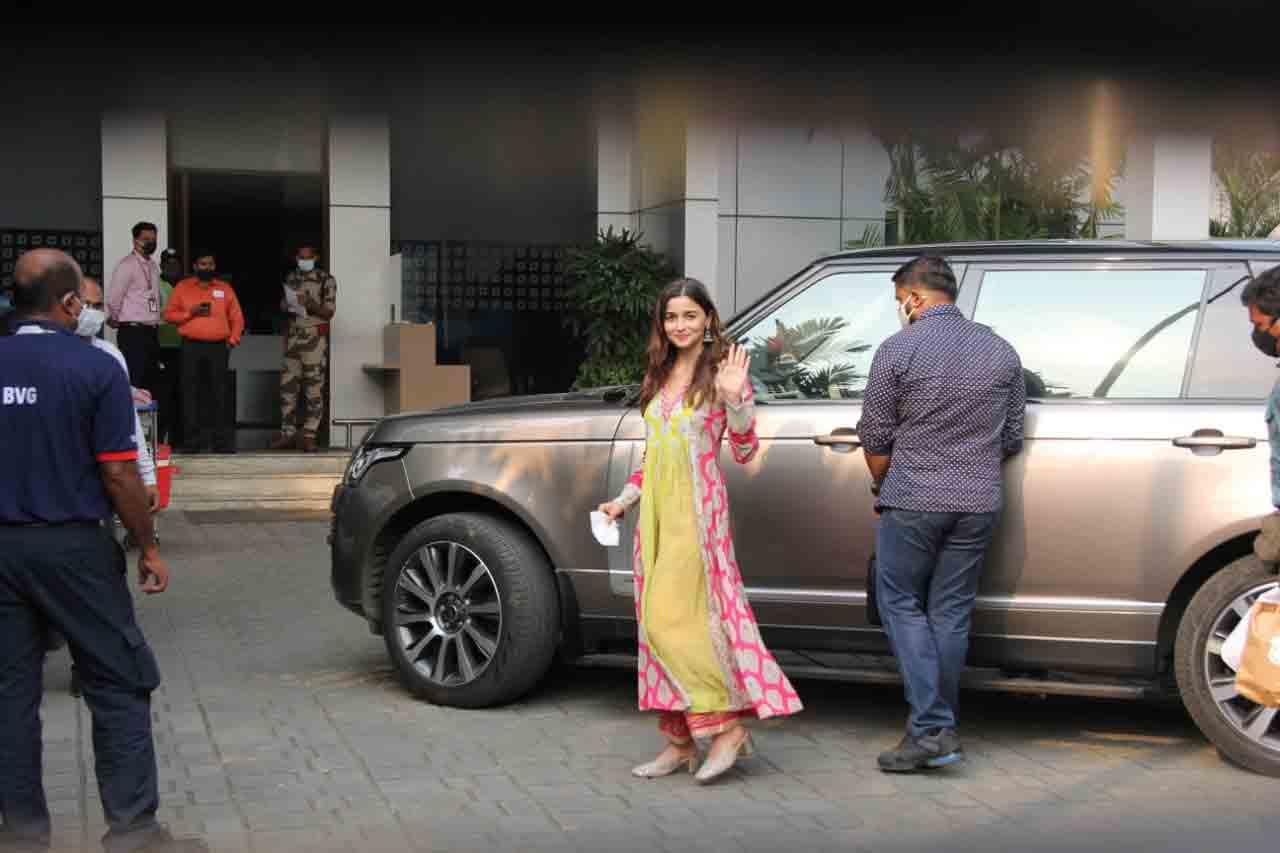 Alia Bhatt spotted at Kalina airport