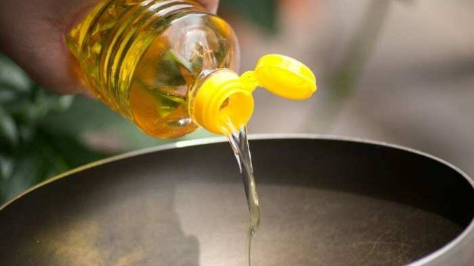 Edible oil prices down by up to Rs 10 in last 30 days, could fall further - Vimarsana News