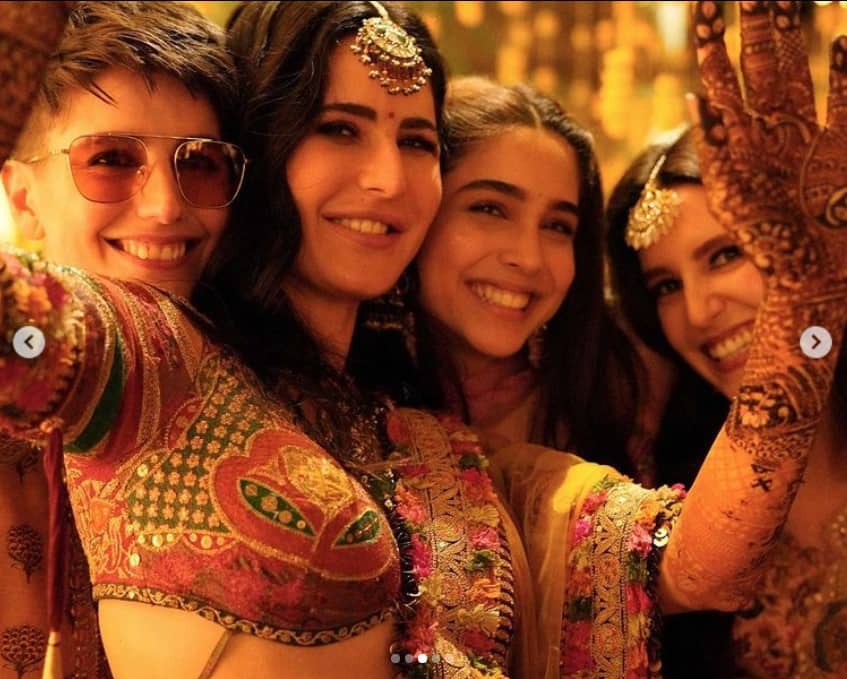 Both wrote - Mehendi Taa Sajdi Je Nache Saara Tabbar in their caption Both wrote - Mehendi Taa Sajdi Je Nache Saara Tabbar in their caption