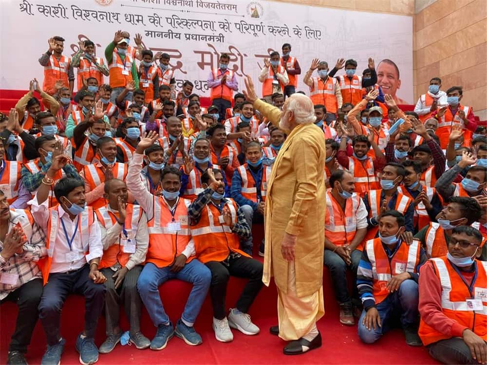 PM Modi with construction workers and labourers in Varanasi