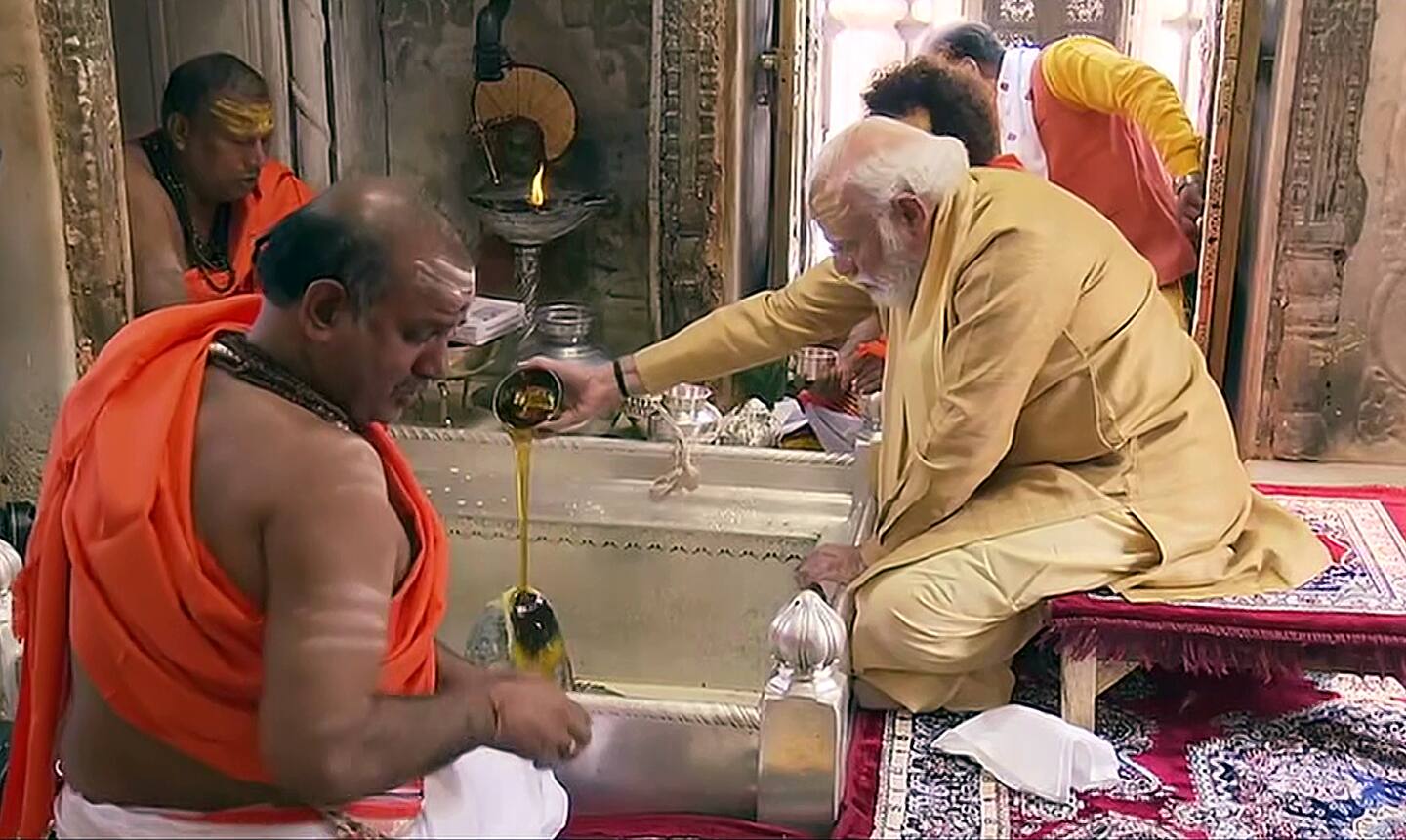 Narendra Modi performing Rudraabhishek at Kashi Vishwanath Temple