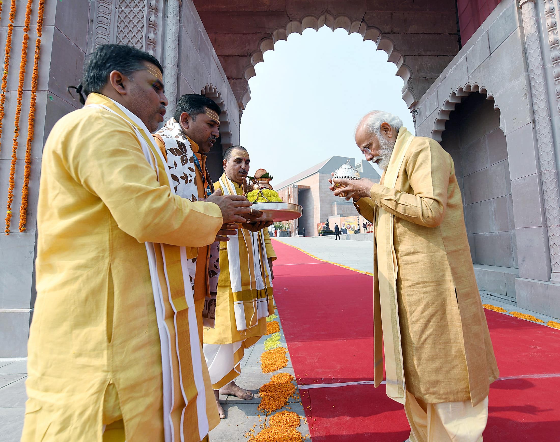 PM Modi interacting with the priests in Kashi