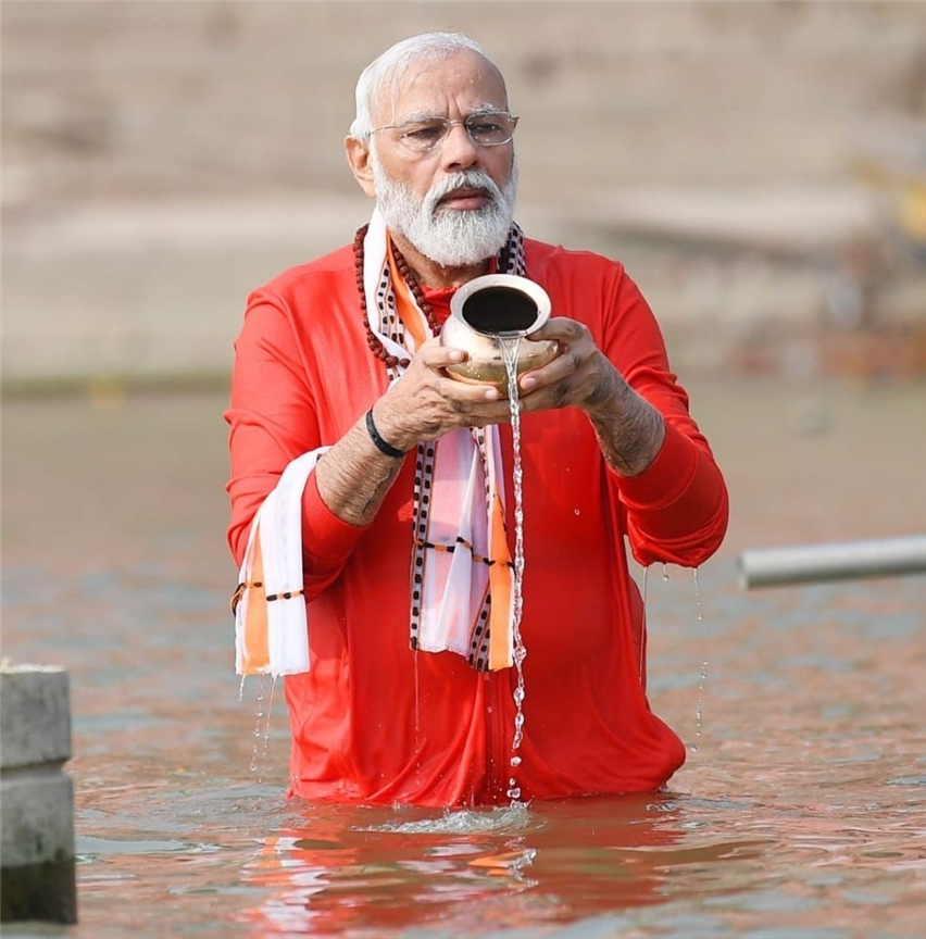 Narendra Modi offers prayers to river Ganga in Varanasi