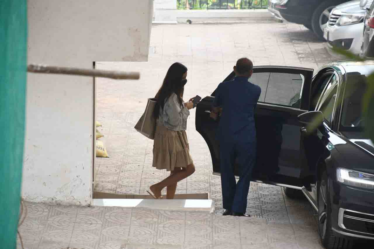 Kiara Advani photographed outside Sidharth Malhotra's building 