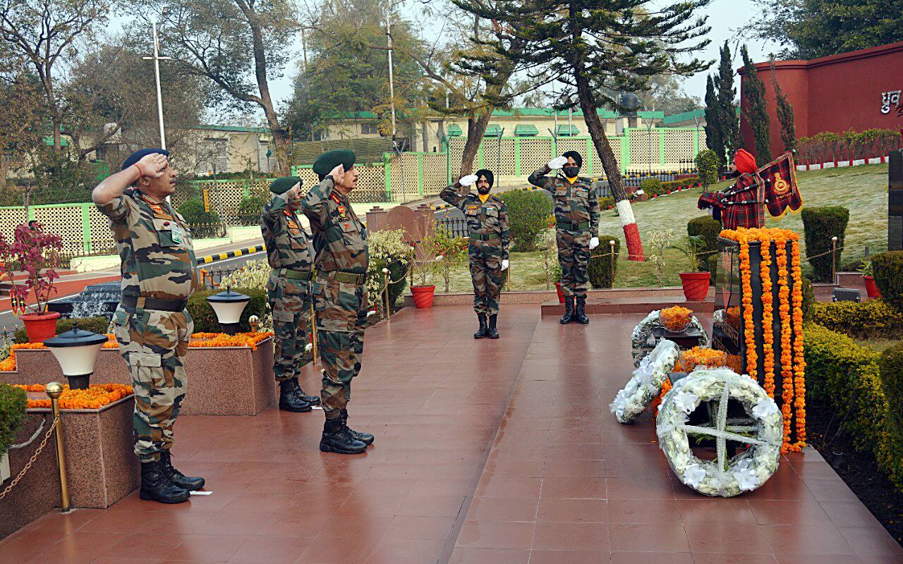 General YK Joshi pays tribute to martyrs of the 1971 Indo-Pak war.