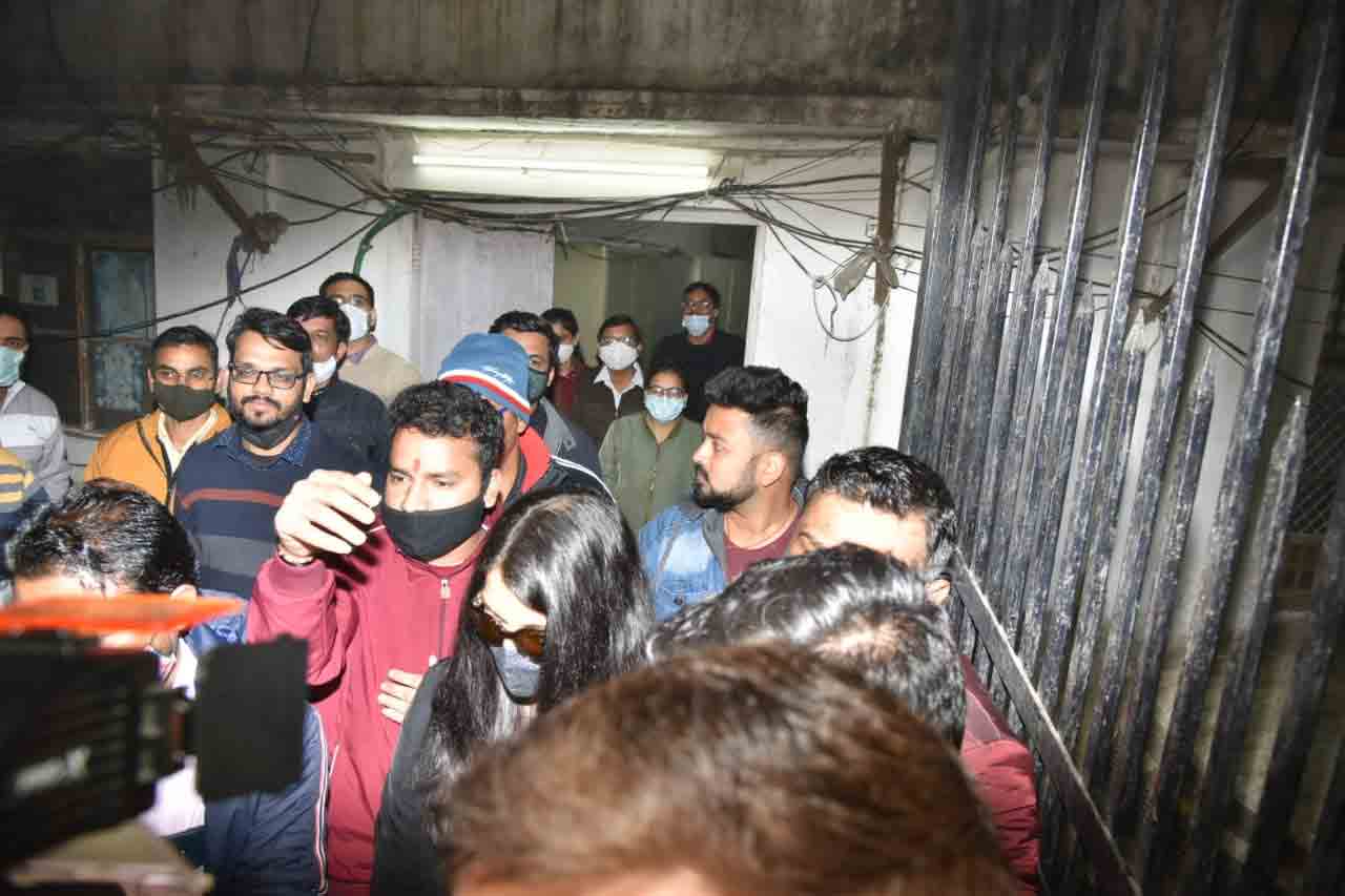 Aishwarya Rai Sucking F - Panama Papers scam: Aishwarya Rai Bachchan gets mobbed as she leaves ED  office after 6 hours | News | Zee News