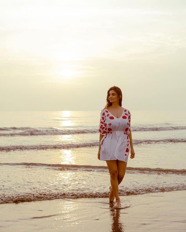 Gandii Baat actress enjoys beach time