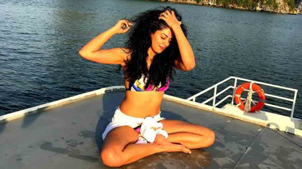 FIR actress Kavita Kaushik raises temperature while sunbathing in leopard-print bikini, check out her sizzling photo