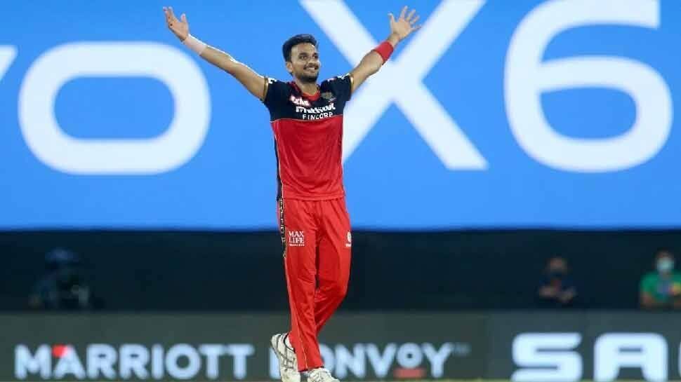Former Royal Challengers Bangalore all-rounder Harshal Patel had a brilliant IPL 2021. Harshal ended up with Orange Cap by picking up 32 wickets in 15 matches including a hat-trick. (Source: Twitter)