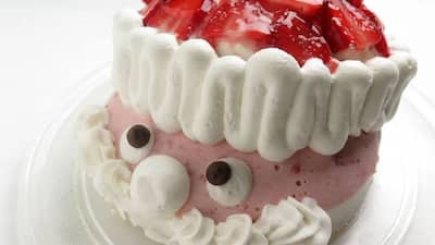 Santa Claus face cake: Perfect Xmas dessert