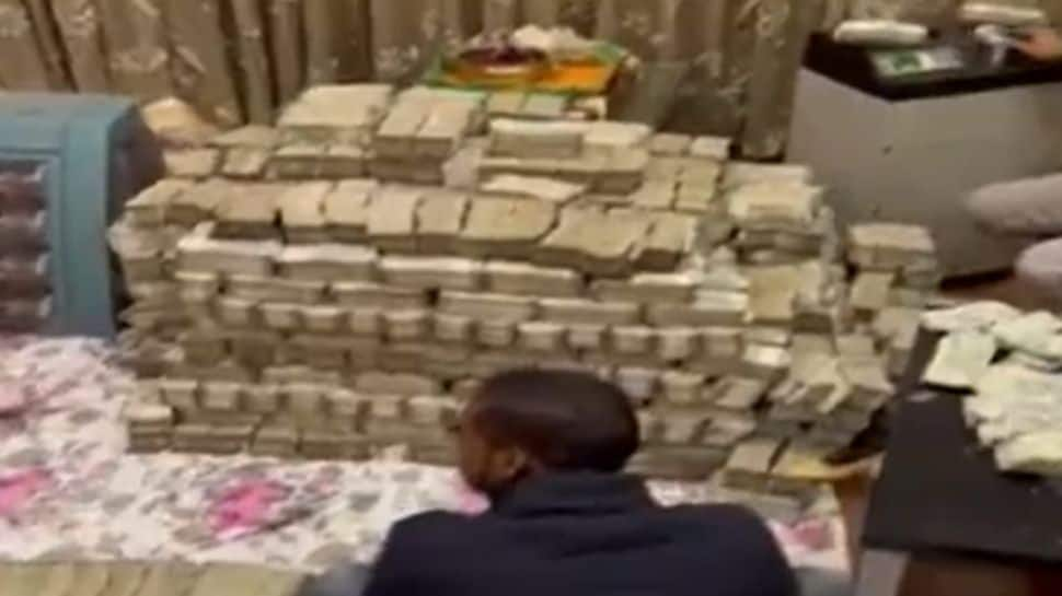 IT Raid in Kanpur: Cash worth more than Rs 150 crore recovered from businessman&#039;s house