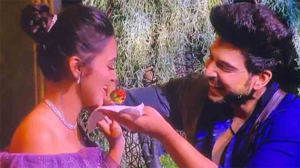 Bigg Boss 15 Day 83 written updates: Karan Kundrra, Tejasswi Praksh share kiss through glass wall during X-mas party