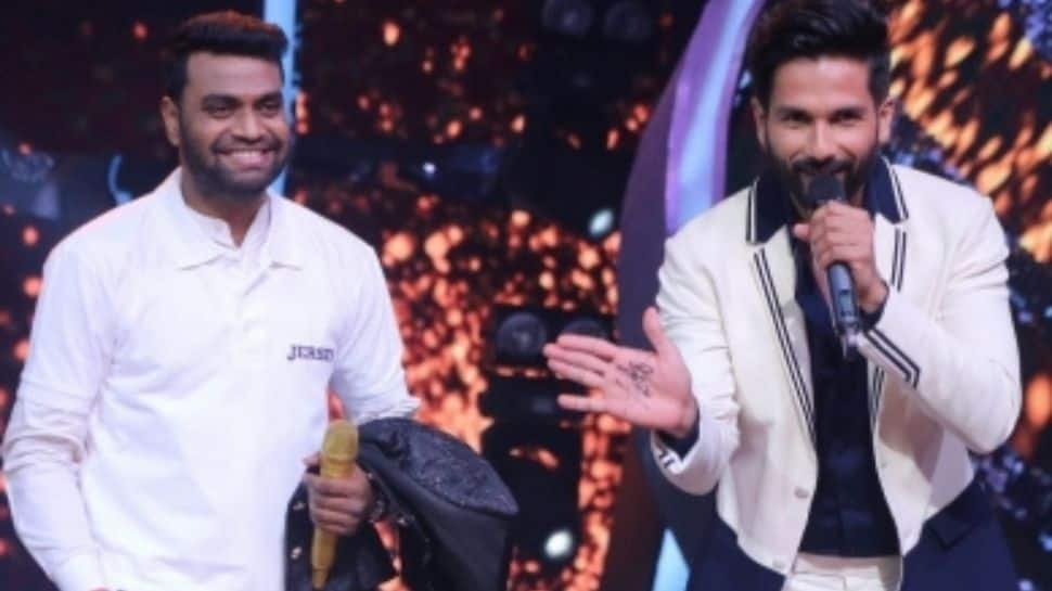 &#039;Sa Re Ga Ma Pa&#039;: Shahid Kapoor takes autograph from contestant Sachin after impressive performance