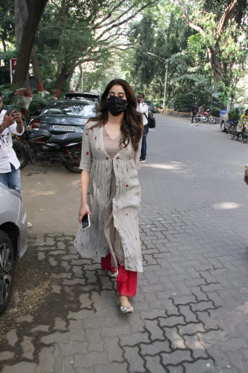 Janhvi Kapoor wears a mask