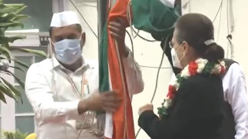 WATCH - Congress flag falls as Sonia Gandhi tries to unfurl it on party&#039;s 137th Foundation Day