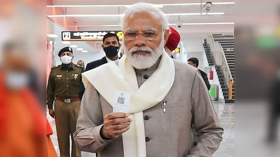 PM Narendra Modi buys ticket before boarding Kanpur Metro, netizens laud