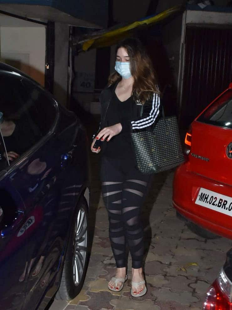 Sachin Tendulkar's daughter Sara turns heads