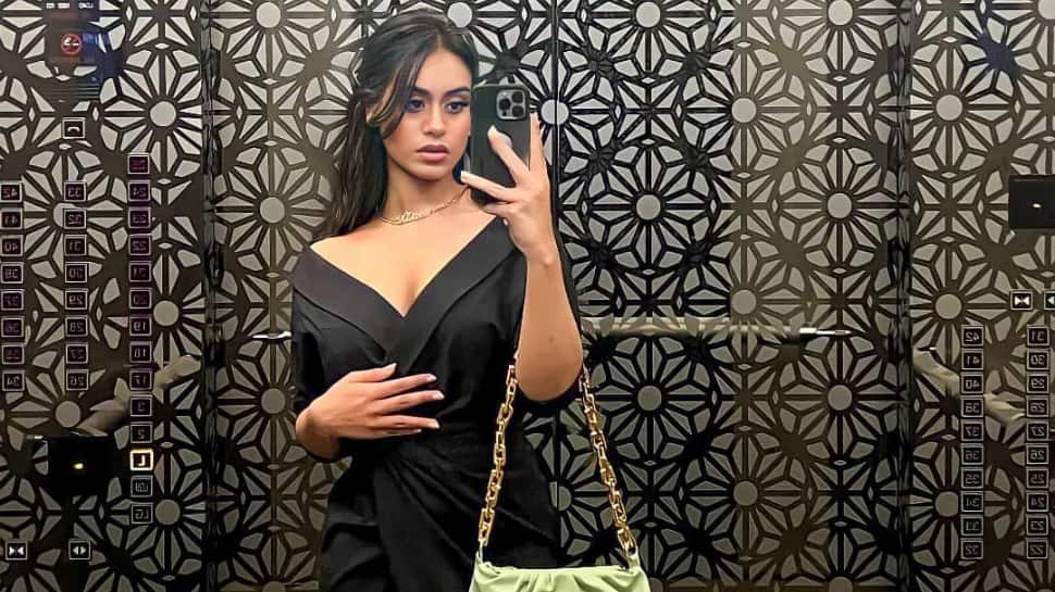 Kajol Ka English Sexy Video - Kajol-Ajay Devgn's daughter Nysa clicks elevator selfie in sexy plunging  neckline black dress: Pic | People News | Zee News