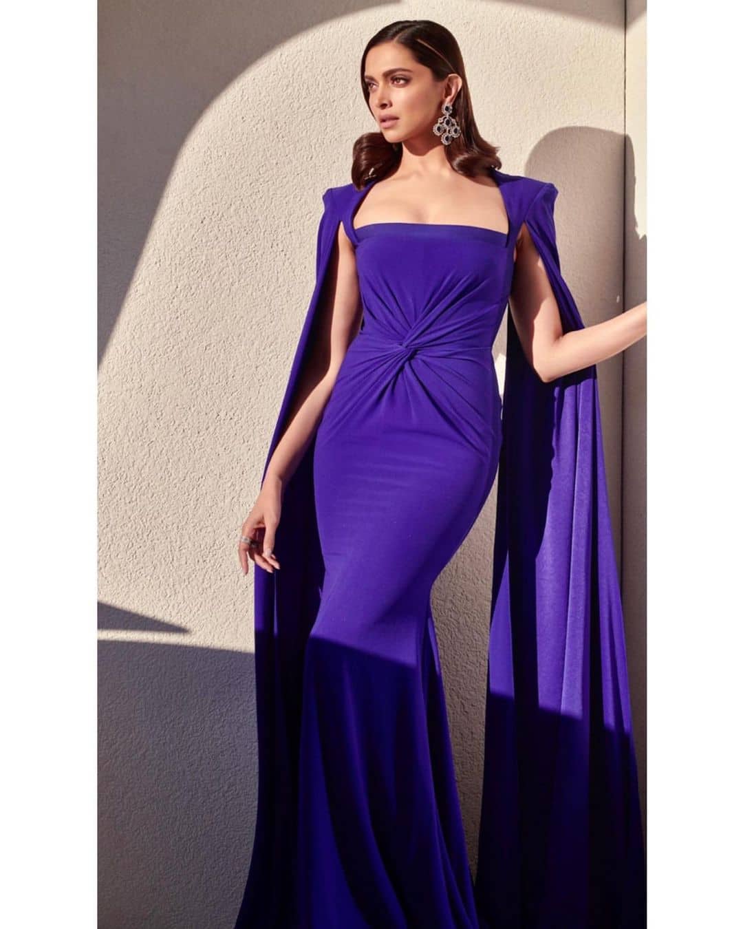 Deepika looks elegant in deep blue gown