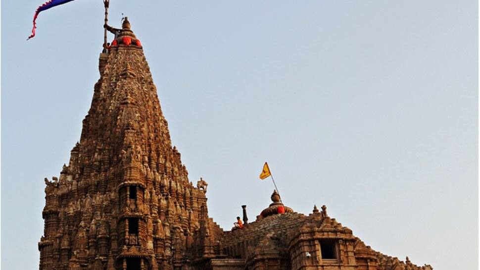 Mathura&#039;s Dwarkadhish Temple bans &#039;parikrama&#039;, distribution of &#039;prasad&#039; as COVID-19 cases rise